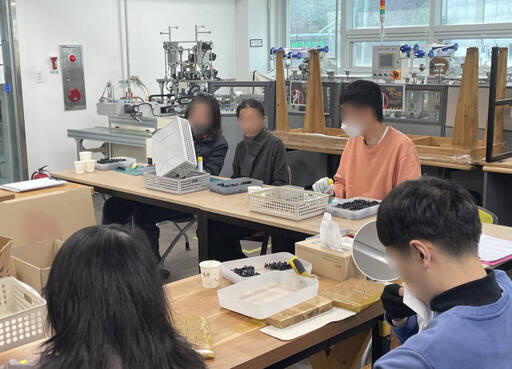 수원시 장안구에 있는 장애인직업재활시설 '작은행동 한사랑' 소속 장애인들이 단순 작업을 하는 가운데, 정부에서 지원한 마스크 생산 기계가 한쪽 구석에 방치돼 있다. 이지민기자