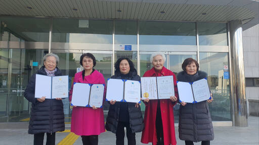 전국 · 경기도 성인문해교육 시화전에서 우수한 성적을 거두신 어르신들이 수상 상장을 내보이고 있다. 왼쪽부터 이양순, 이춘희, 서석순, 유영애, 주복자 어르신. 김포시 제공.