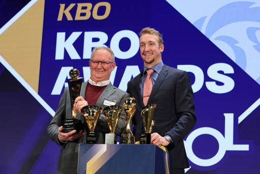 KBO리그 투수 3관왕과 시즌 MVP 수상에 이어 골든글러브를 차지한 에릭 페디(NC). 사진은 지난 KBO 시상식 때 아버지와 트로피를 들고 기념촬영을 하고 있는 에릭 페디.연합뉴스