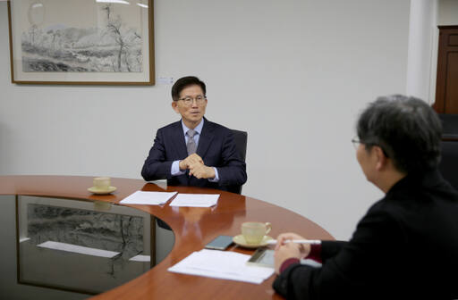 김문수 대통령직속 경제사회노동위원회 위원장이 종합경제매체 '한양경제'와 인터뷰를 하고 있다. /경사노위 제공