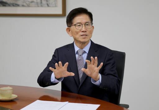 김문수 대통령직속 경제사회노동위원회 위원장이 종합경제매체 '한양경제'와 인터뷰를 하고 있다. /경사노위 제공