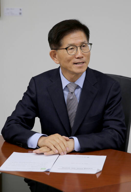 김문수 대통령직속 경제사회노동위원회 위원장이 종합경제매체 '한양경제'와 인터뷰를 하고 있다. /경사노위 제공