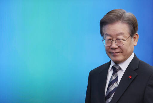 더불어민주당 이재명 대표가 11일 국회에서 열린 인재영입식에 입장하고 있다. 연합뉴스