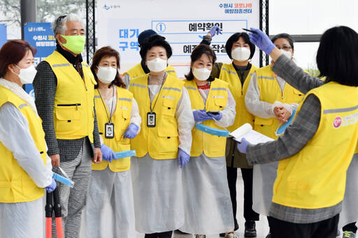 지난 2021년 코로나19 예방접종센터에서 활약한 수원특례시 자원봉사자들. 수원특례시 제공