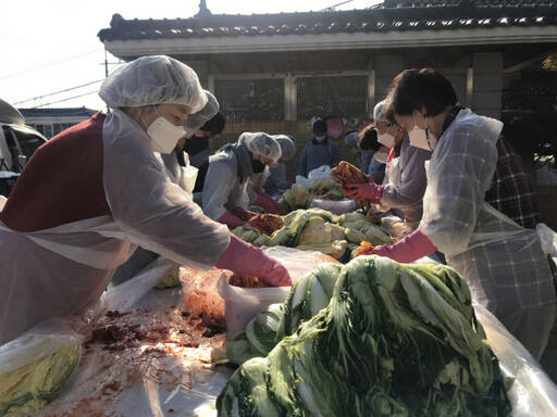 수원특례시 자원봉사자들이 김장봉사를 하고 있는 모습. 수원특례시 제공