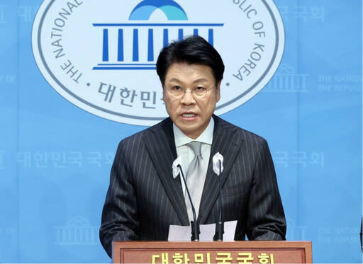 국민의힘 장제원 의원이 12일 국회 소통관에서 22대 총선 불출마 선언을 하고 있다. 연합뉴스
