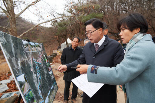 강수현 양주시장이 12일 공릉천 일원에서 열린 ‘2023년 현장 확대간부회’에서 전미정 생활도로팀장으로부터 자전거도로 조성계획에 대한 설명을 듣고 있다. 양주시 제공