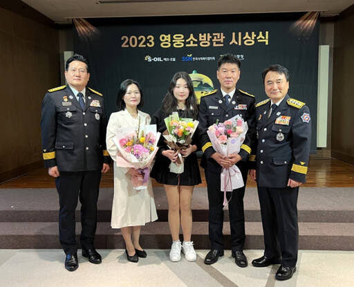 올해의 영웅 소방관으로 선정된 임인택 소방위가 가족 등과 기념사진을 찍고 있다./포천소방서 제공
