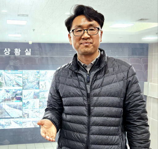 박장빈 인천시 ITS(지능형 교통 체계) 전문관이 대통령상을 받은 ‘인공지능(AI) 신호제어로 긴급차량 골든타임 준수하다’에 대해 설명하고 있다. 박귀빈기자