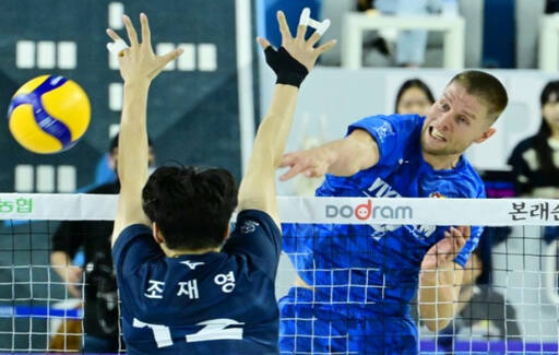 7연승 상승세를 타고 있는 한국전력이 승점 1점차 2위 대한항공을 상대로 2위 도약을 노린다. 사진은 두 팀의 2라운드 맞대결서 한국전력 타이스가 공격을 성공시키고 있는 모습.KOVO 제공
