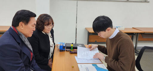 강창규 국민의힘 부평을 당협위원장이 12일 부평구선거관리위원회를 찾아 예비후보 등록을 하고 있다. 본인 제공