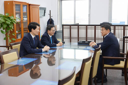 김동연 경기도지사가 12일 국회에서 서삼석 국회 예산결산특별위원장을 만나 수원발 KTX 직결사업 등 주요 사업의 국비 지원을 요청하고 있다. 경기도 제공