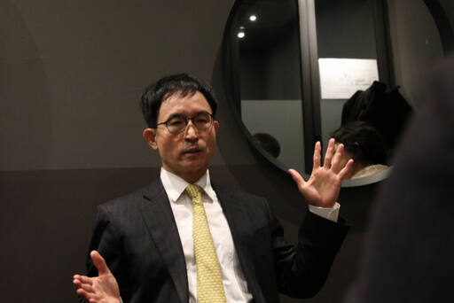 윤덕룡 경기도일자리재단 대표이사가 12일 경기일보 만난 자리에서 재단의 내년도 역점 사업을 설명하고 있다. 경기도일자리재단 제공