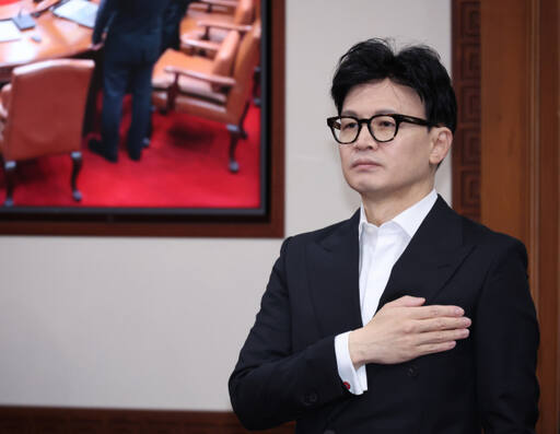 12일 오전 서울 정부서울청사에서 열린 국무회의에서 국기에 경례하는 한동훈 장관. 연합뉴스