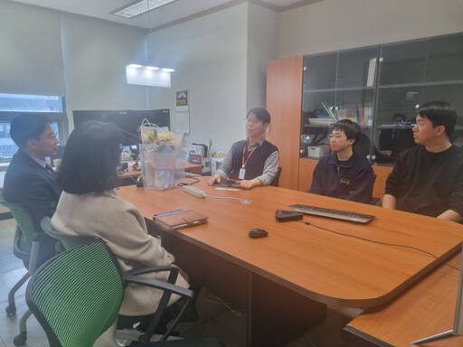 하성일 경인지방병무청장(사진 왼쪽 첫 번째)이 12일 수원지역 병역지정업체 ㈜픽셀플러스를 방문해 전문연구요원 등과 간담회를 진행하고 있다. 경인지방병무청 제공