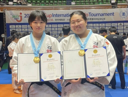 2023 제주컵국제유도대회 여중부 중량급서 우승한 경기체중의 장혜윤(왼쪽)과 최보민.경기체중 제공
