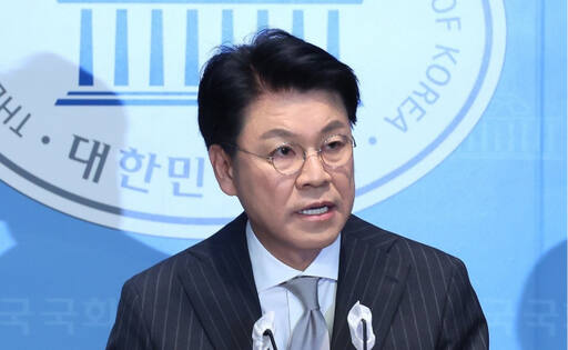 국민의힘 장제원 의원이 12일 국회 소통관에서 22대 총선 불출마 선언 기자회견을 하고 있다. 연합뉴스