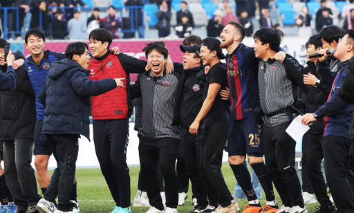 극적으로 1부리그 잔류에 성공한 수원FC가 우승팀 못지않은 기쁨을 맛보며 분주한 시간을 보내고 있다. 사진은 부산과의 승강 PO 2차전서 승리해 잔류가 결정된 순간 기뻐하는 수원FC 선수단.연합뉴스