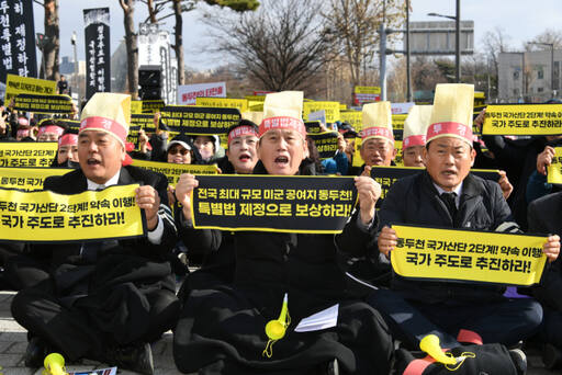 13일 서울 용산 국방부 청사 앞에서 열린 ‘정부 약속 10년 미이행 총궐기대회’에서 박형덕 시장이 시민들과 구호를 외치고 있다. 송진의기자