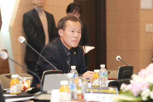 서과석 포천시의회 의장이 고양특례시의회에서 열린 경기북부 시군의회의장협의회에서 대진대 의대 신설 촉구 결의안에 대해 제안 설명을 하고 있다. 포천시의회 제공
