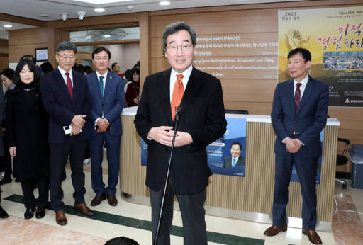 이낙연 전 국무총리가 11일 오전 서울 동대문구 삼육보건대에서 '대한민국 생존전략'을 주제로 강연한 뒤 나오며 취재진 질문에 답하고 있다. 연합뉴스