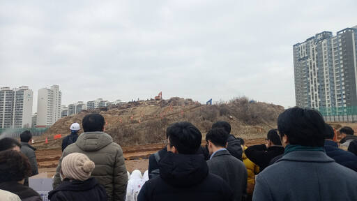 13일 오전 11시15분께 인천 서구 불로동 산74 일원에서 주민들이 거대암반 시험 발파 현장을 지켜보고 있다. 홍승주기자