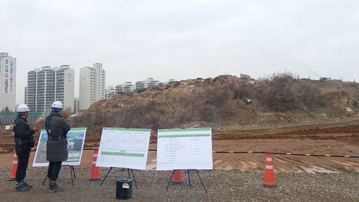 13일 오전 11시15분께 인천 서구 불로동 산74 일원에서 LH 관계자들이 주민들을 대상으로 발파 관련 설명을 하고 있다. 홍승주기자