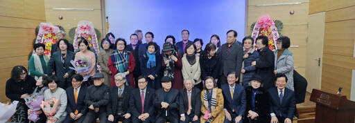 지난 12일 경기수필가협회가 수원화성박물관 강당에서 진행한 ‘2023경기수필 문학상’과 ‘제2회 이창식수필문학상’ 시상식에서 수상자와 관계자 등이 기념촬영을 하고 있다. 경기수필가협회 제공