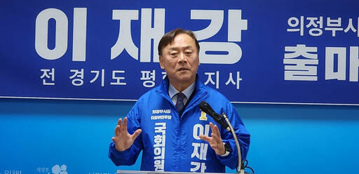 더불어민주당 이재강 전 경기도 평화부지사가 총선 출마 기자회견에서 질의에 답변하고 있다. 김창학 기자