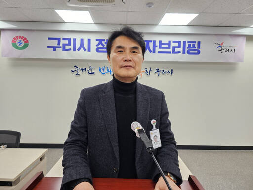 김영도 구리시 안전도시국장이 14일 시청 종합상황실에서 정례 브리핑을 열고 중소도시 스마트시티 조성사업 등에 대해 설명하고 있다. 권순명기자