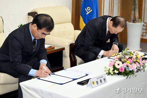 14일 오전 경기도의회 의장 접견실에서 열린 '경기도의회-법제처 공동협약'에서 염종현 경기도의회 의장, 이완규 법제처장 등이 기념촬영을 하고 있다. 이번 협약에는 지방분권 실현과 자체법제 역량 강화를 위한 내용이 담겼다. 김시범기자
