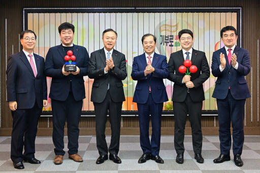 제현웅 삼성글로벌리서치 CSR연구실 부사장(왼쪽부터), 황준 삼성전자 사원대표, 최영무 삼성사회공헌업무총괄 사장, 김병준 사회복지공동모금회 회장, 서준영 삼성전자 사원대표, 황인식 사회복지공동모금회 사무총장이 지난 1일 서울 중구 사회복지공동모금회관에서 열린 연말 이웃사랑성금전달식에 참석해 기념 촬영하고 있다. 삼성전자 제공