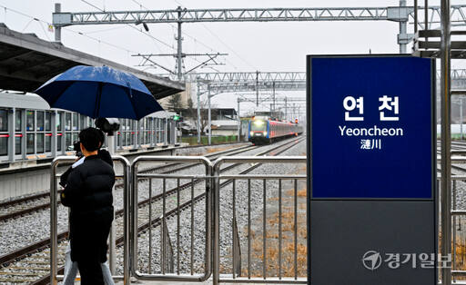 14일 오후 경원선 전철 연천역 역사에 시험 열차가 진입하고 있다. 오는 16일 경원선 전철 동두천∼연천 구간(20.8㎞)이 착공 9년 만에 개통하게 됨으로서 연천에서 동두천까지 이동시간은 30분에서 16분으로, 서울 용산까지는 1시간 40분으로 이동 가능하다. 윤원규기자