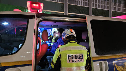 15일 오후 9시께 수원시 영동고속도로 동수원 톨게이트 입구에서 적발된 음주 운전자가 음주측정을 하고 있다. 오민주 기자