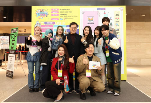 김동연 경기도지사가 지난 16일 수원컨벤션센터에서 열린 '경기도 글로벌 크리에이터 페스타'에 참여해 크레이이터들과 기념촬영을 하고 있다. 경기도 제공