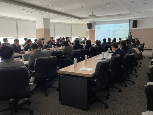 경기도와 경기환경에너지진흥원이 경과원에서 '공공기관 RE100 현황조사 결과 설명회'를 진행하고 있다. 경기도환경에너지진흥원 제공