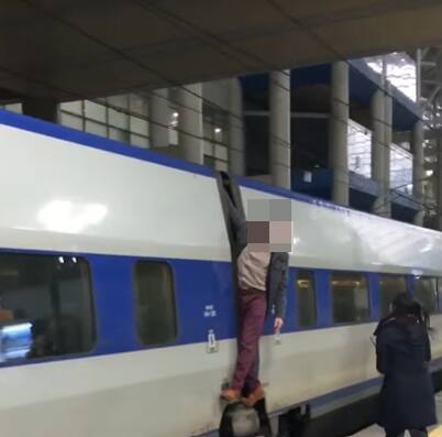 출발하지 얼마 되지 않은 KTX 열차에 매달린 외국인 남성이 이를 저지하는 역무원과 실랑이를 벌이고 있다. 유튜브