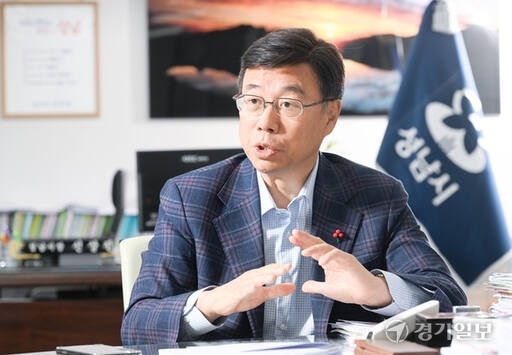 신상진 성남시장이 18일 ‘노후계획도시 정비 및 지원에 관한 특별법’의 국회 통과를 환영하며 중앙정부에 5가지 개선을 요청하는 성명서를 발표하고 있다. 경기일보DB