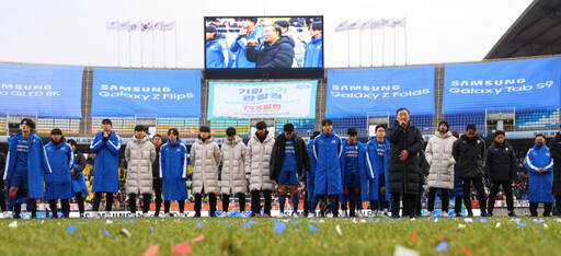 지난 12월 2일 수원 삼성의 K리그2 자동 강등 후 이준대표가 서포터즈들에게 사과하고 있다. 하지만 수원은 강등 열흘이 넘도록 뾰족한 수습책과 쇄신안을 내놓지 못해 비난을 사고 있다.연합뉴스