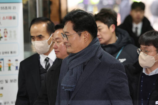 더불어민주당 전당대회 돈 봉투 살포 의혹으로 구속영장이 청구된 송영길 전 민주당 대표가 18일 오전 서울중앙지방법원에서 열리는 영장심사에 출석하고 있다. 연합뉴스