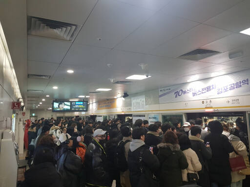 출근길 골드라인 고장으로 고촌역 승객들이 몰리면서 큰 혼잡을 빚고 있다. 김포소방서 제공