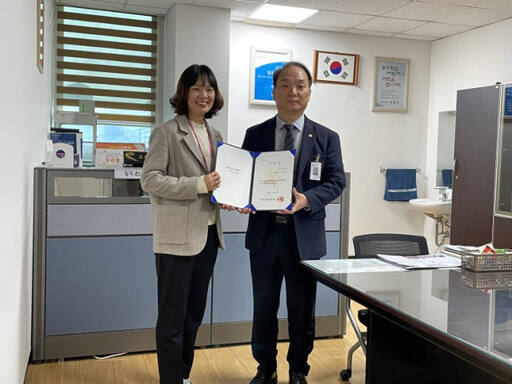 이병한 동두천시보건소장(사진 오른쪽). 동두시보건소제공.