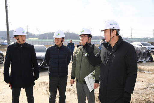 박형덕 동두천시장이 18일 오전 상패동 동두천 국가산업단지 공사장을 방문해 한국토지주택공사(LH)와 함께 현장을 점검하고 현장 관계자로부터 현황을 청취하고 있다. 동두천시 제공