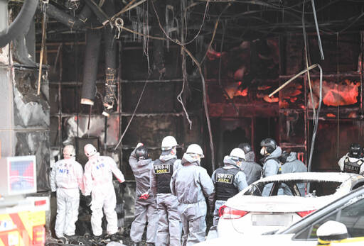 18일 오전 전날 화재가 발생해 54명의 중경상자가 발생한 인천 남동구 논현동의 한 호텔에서 경찰과 국립과학수사연구원, 소방 등 관계자들이 합동감식을 하고 있다. 장용준기자
