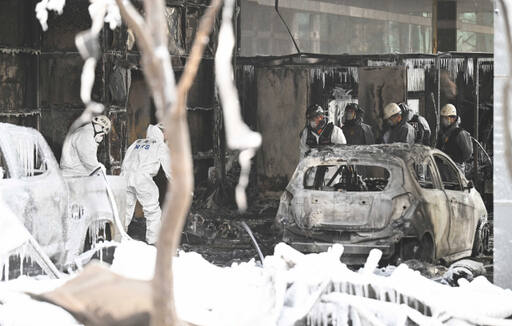 18일 오전 전날 화재가 발생해 54명의 중경상자가 발생한 인천 남동구 논현동의 한 호텔에서 경찰과 국립과학수사연구원, 소방 등 관계자들이 합동감식을 하고 있다. 장용준기자