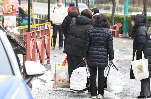 18일 오전 전날 화재가 발생해 54명의 중경상자가 발생한 인천 남동구 논현동의 한 호텔에서 투숙객이 소지품을 챙겨 나오고 있다. 장용준기자