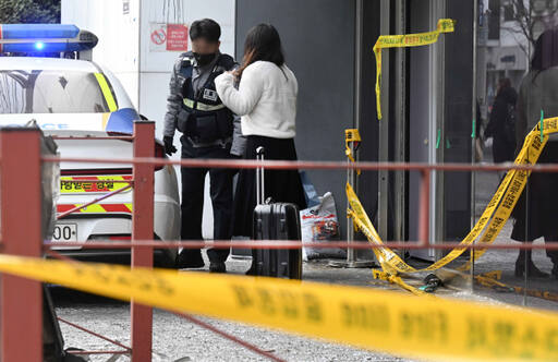 18일 오전 전날 화재가 발생해 54명의 중경상자가 발생한 인천 남동구 논현동의 한 호텔에서 투숙객이 소지품을 챙겨 나오고 있다. 장용준기자