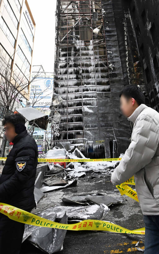 18일 오전 전날 화재가 발생해 54명의 중경상자가 발생한 인천 남동구 논현동의 한 호텔 주차타워를 비롯한 주차차량에 때마침 찾아온 한파로 고드름과 얼음들이 뒤덮혀 있다. 장용준기자