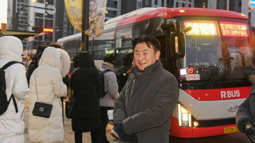 김동근 의정부시장이 18일 의정부 정음마을 고산2단지 정류소에서 G6100번 광역버스에 오르는 시민들의 출근길을 점검하고 있다. 의정부시 제공