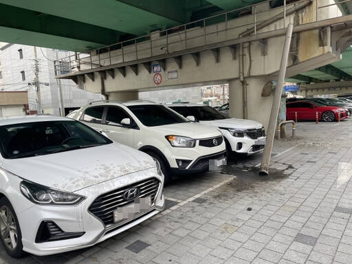 18일 오전 용인시 기흥구 신갈동의 공영주차장에서 오수관이 떨어져 차량 1대가 파손된 모습. 독자 제공